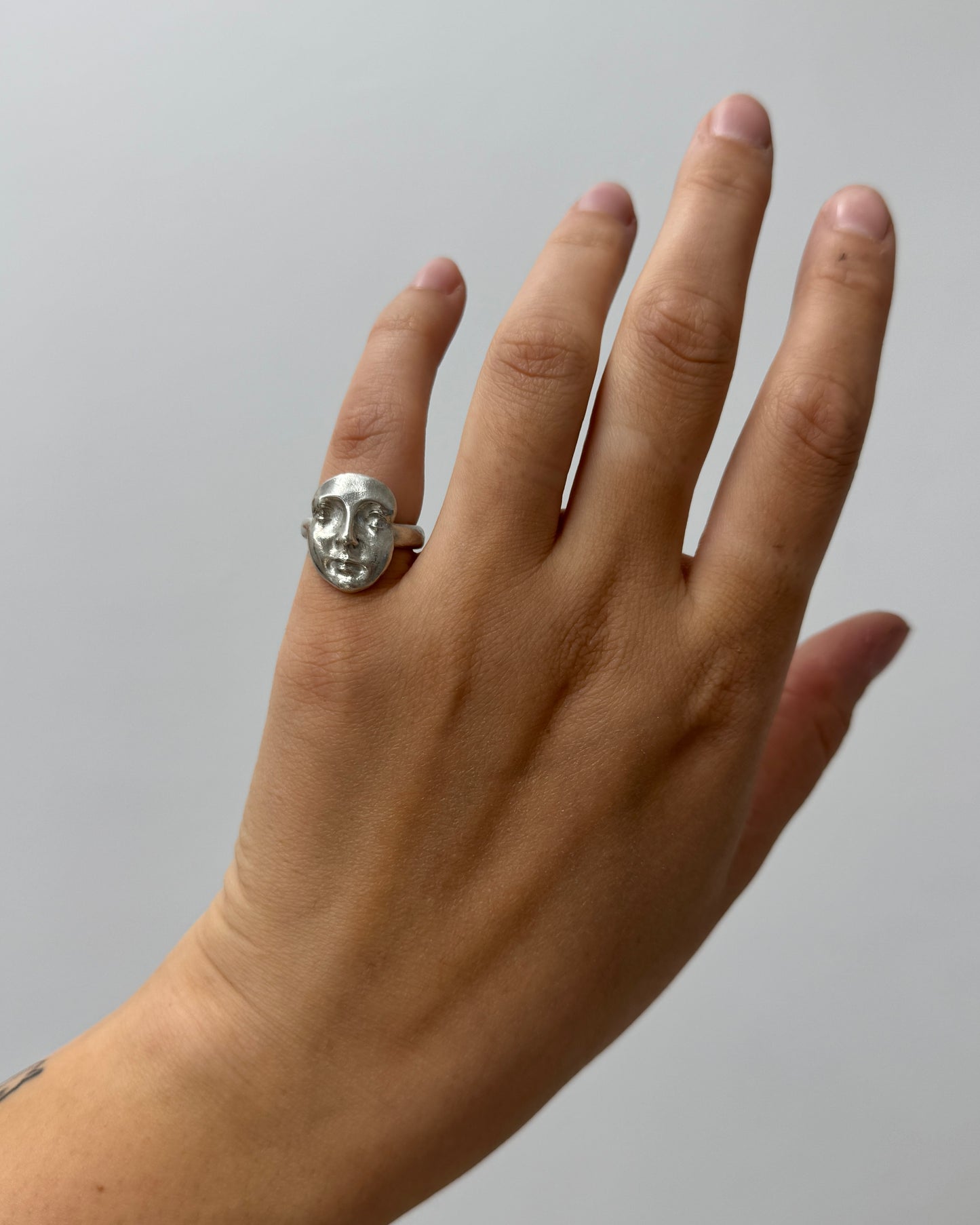 Venus face ring