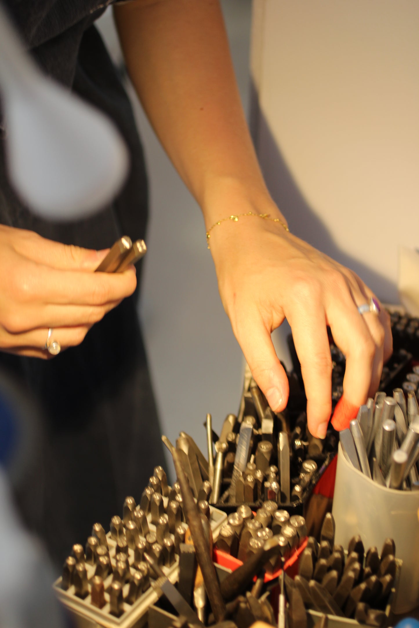 Taller grupal: anillo de plata con texturas y sellos