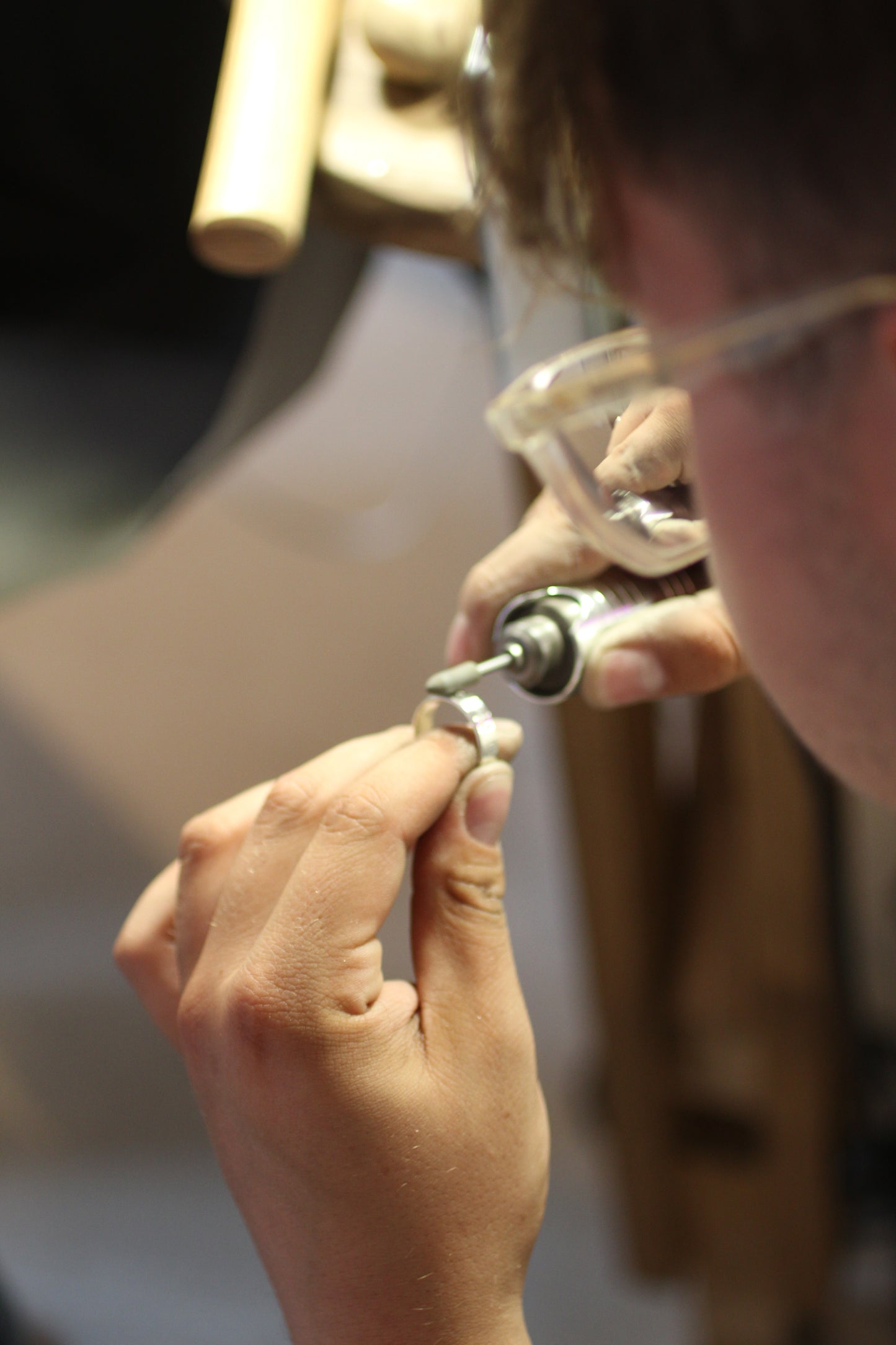 Taller grupal: anillo de plata con texturas y sellos