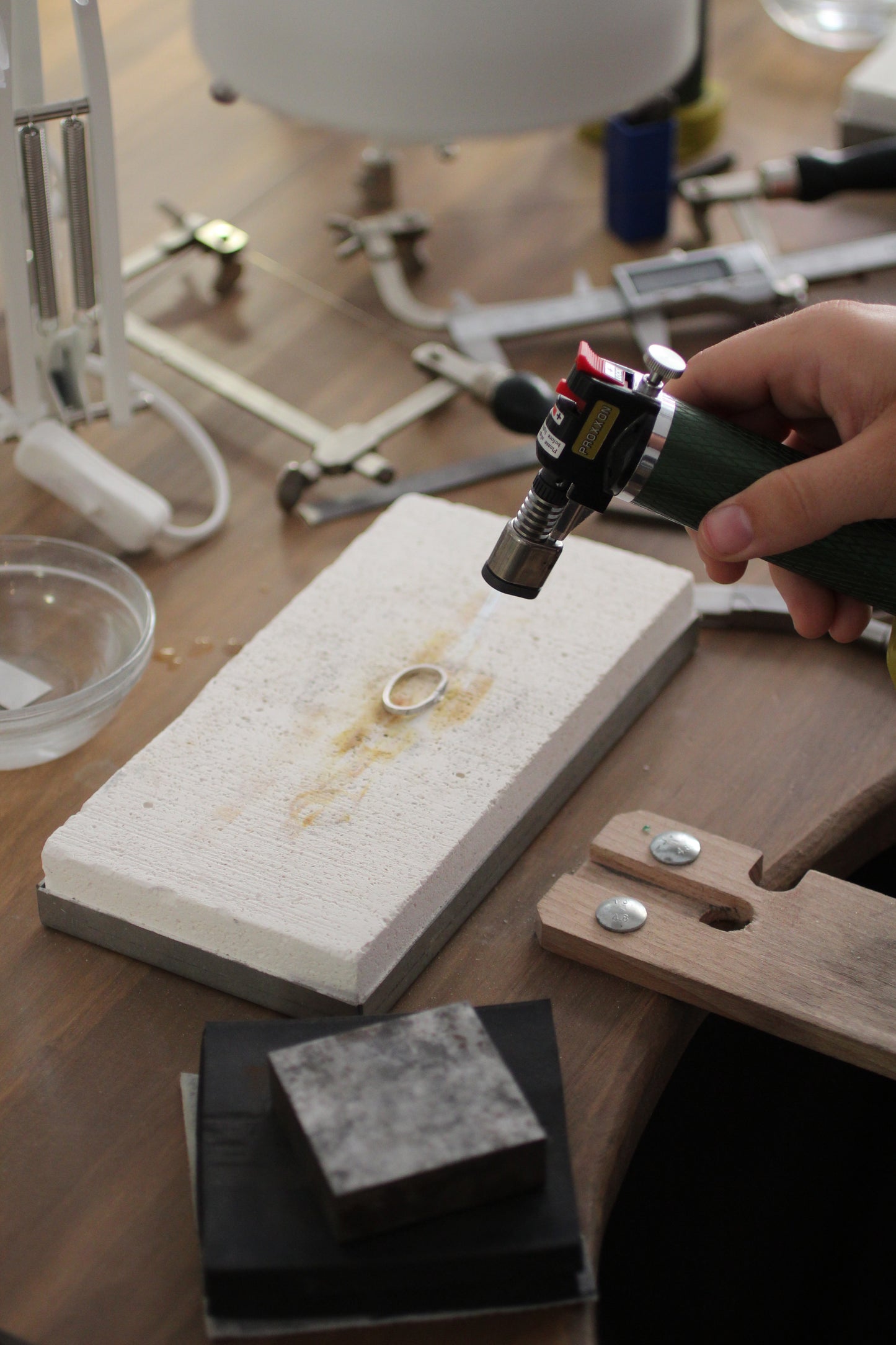 Taller grupal: anillo de plata con texturas y sellos